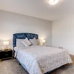 Niagara Falls Luxury Living - 8 Guest House