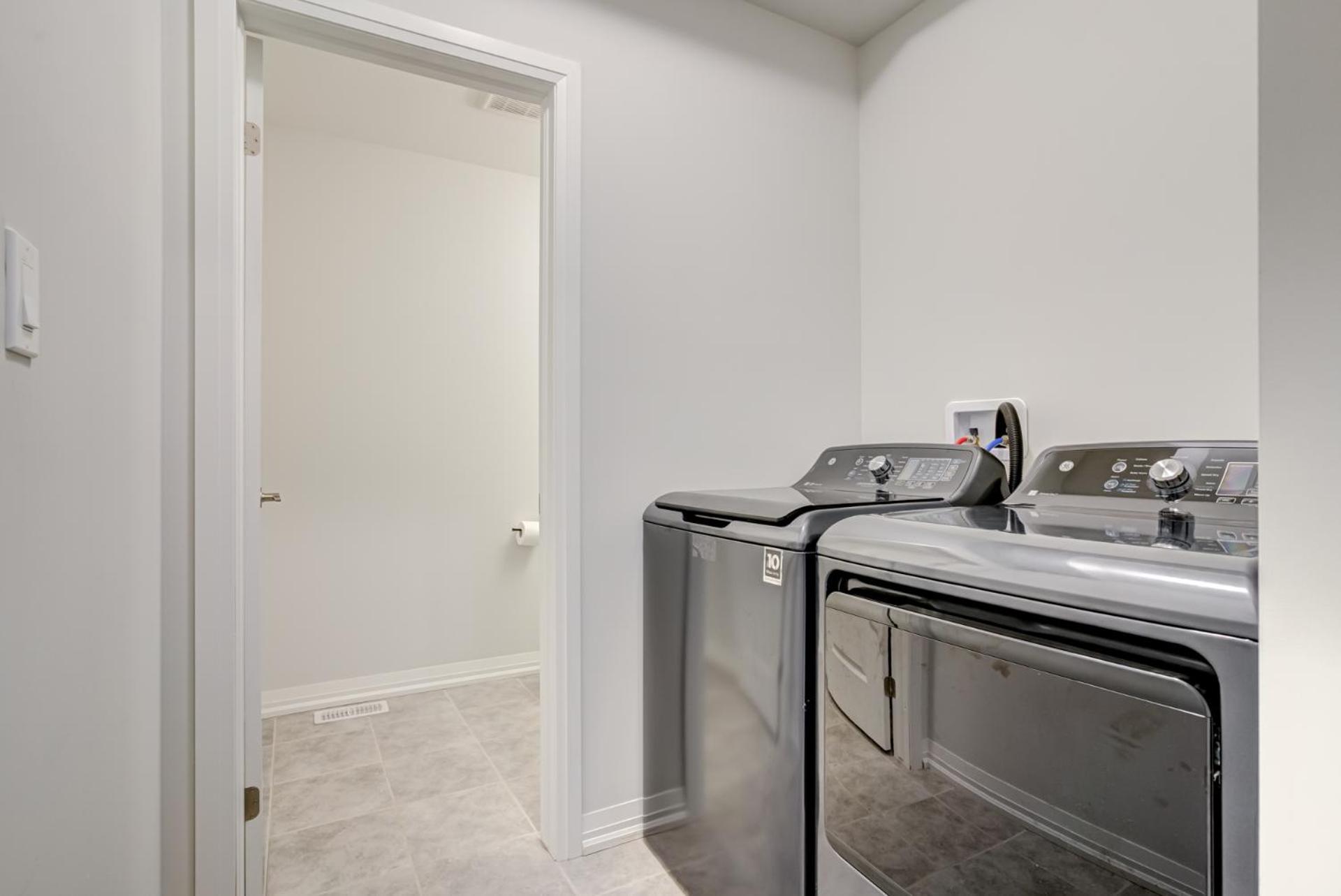 Niagara Falls Luxury Living - 8 Guest House Holiday home