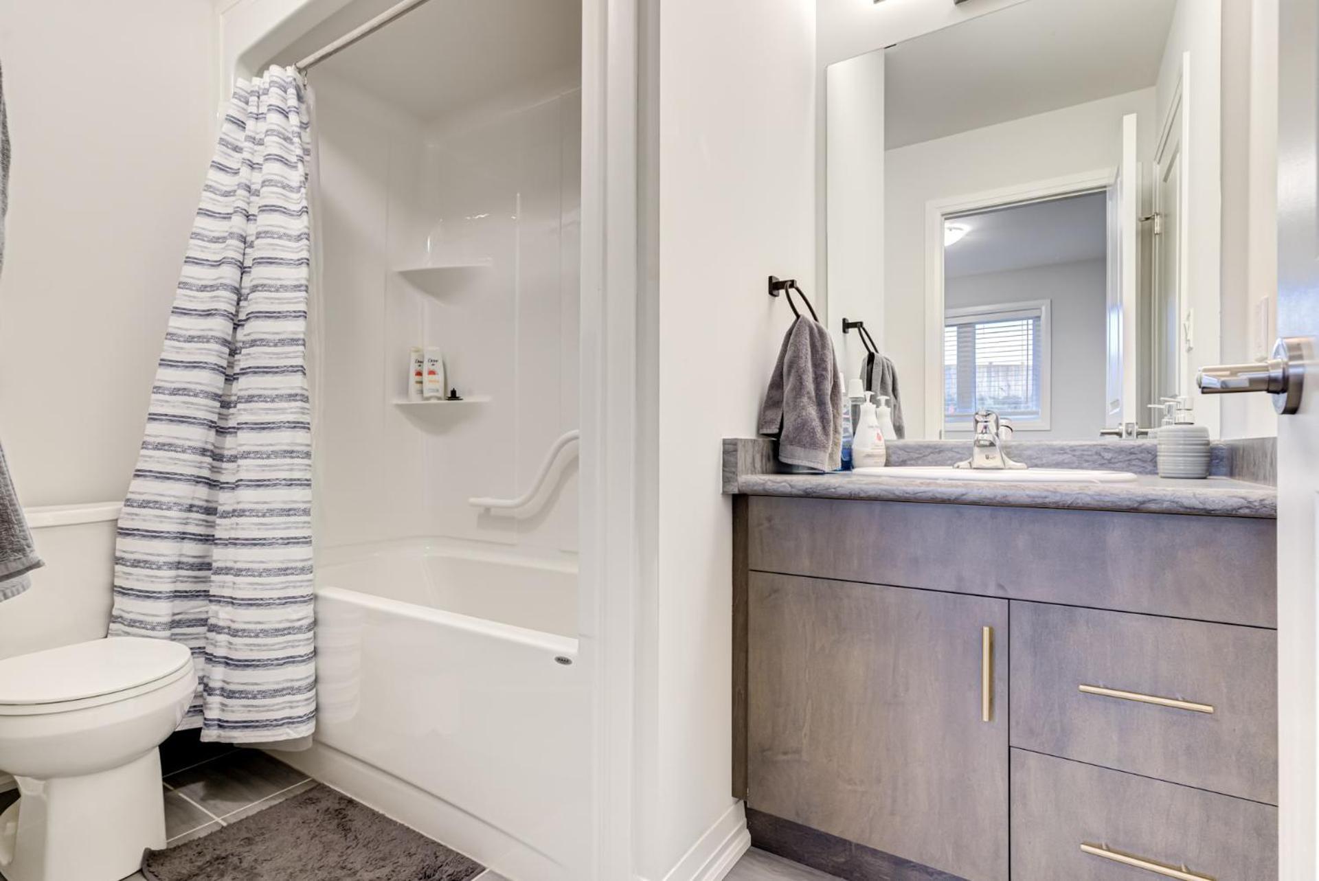 Niagara Falls Luxury Living - 8 Guest House Holiday home *