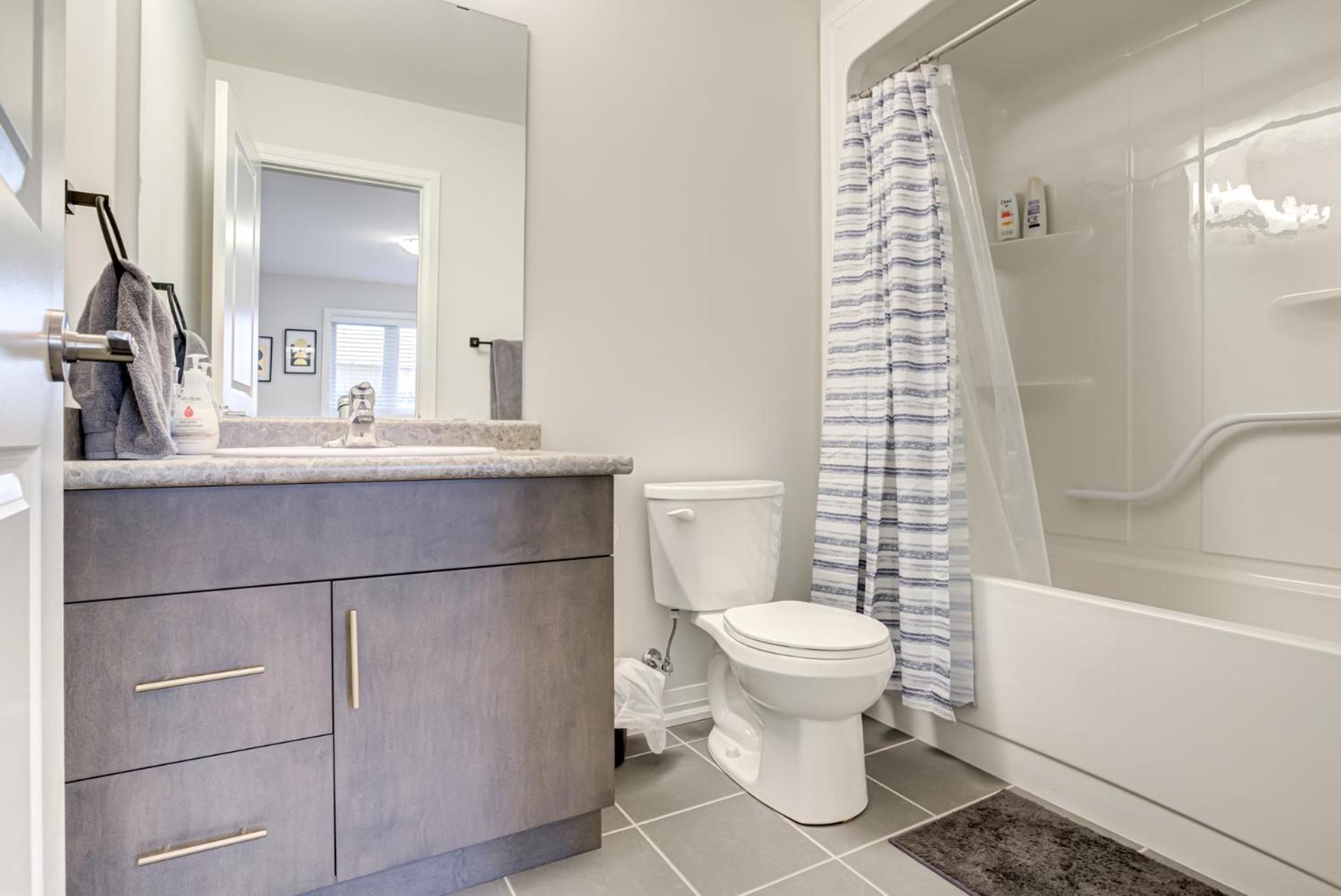 Niagara Falls Luxury Living - 8 Guest House Holiday home Niagara Falls