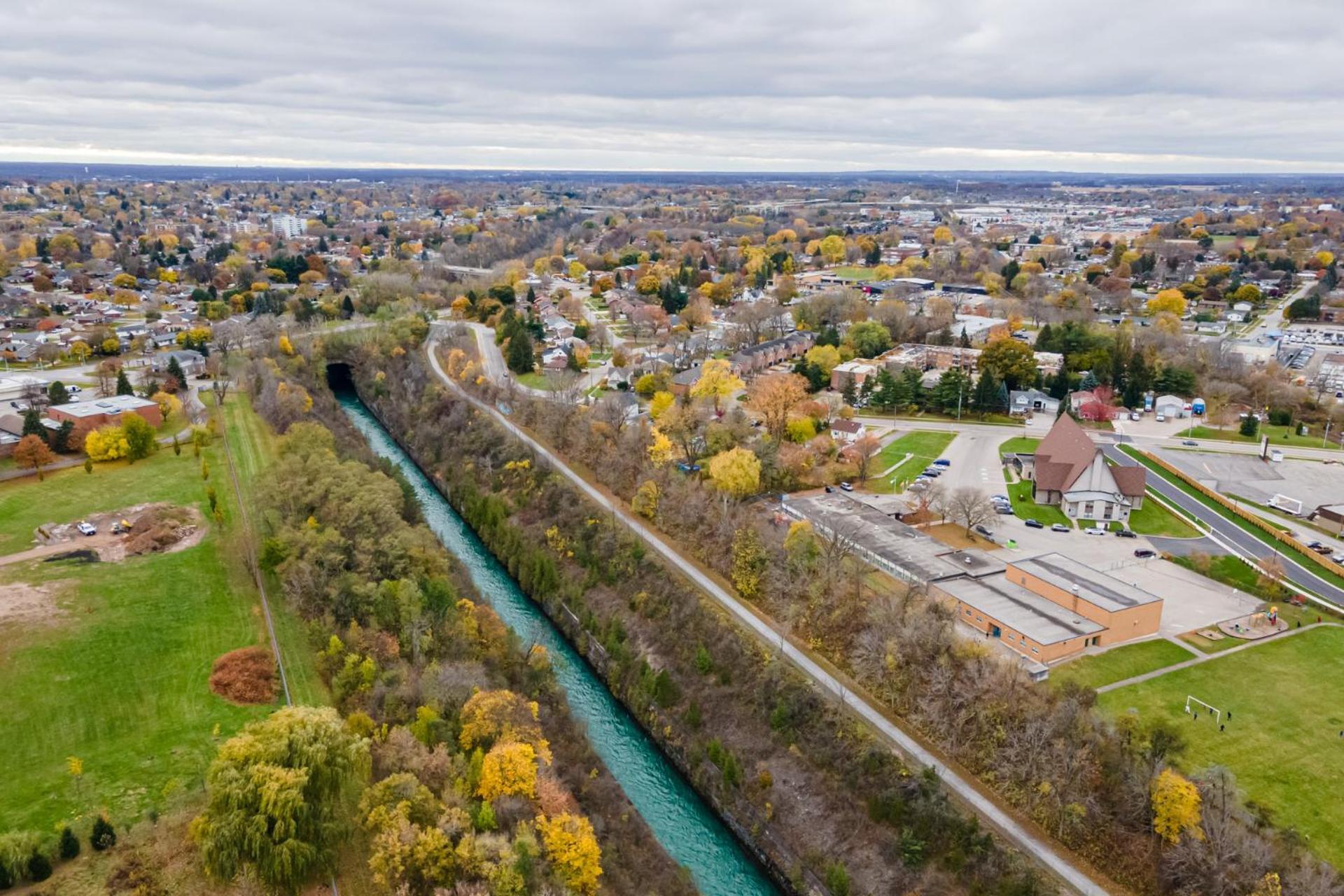 Luxury Living At The Falls - 4 Bed House * Niagara Falls